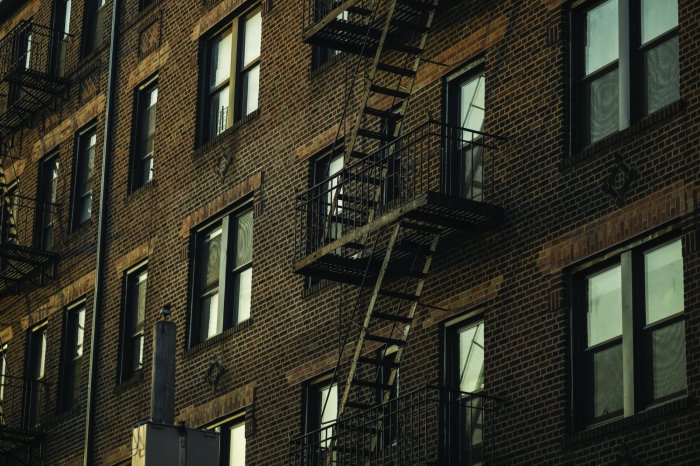Fotobehang Historische voorgevel van een huurhuis met klassieke trap