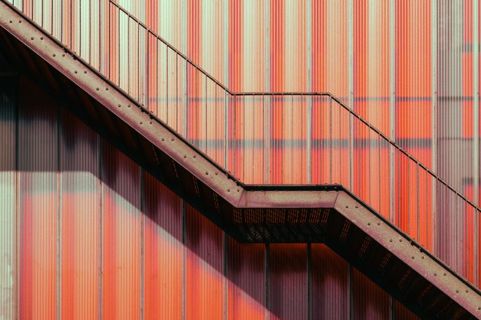 Fotobehang Metalen trappen als architectonisch accent