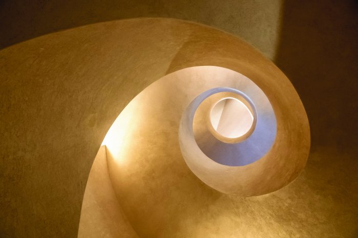 Fotobehang Wenteltrap van beton geïnspireerd op de vorm van een tunnel