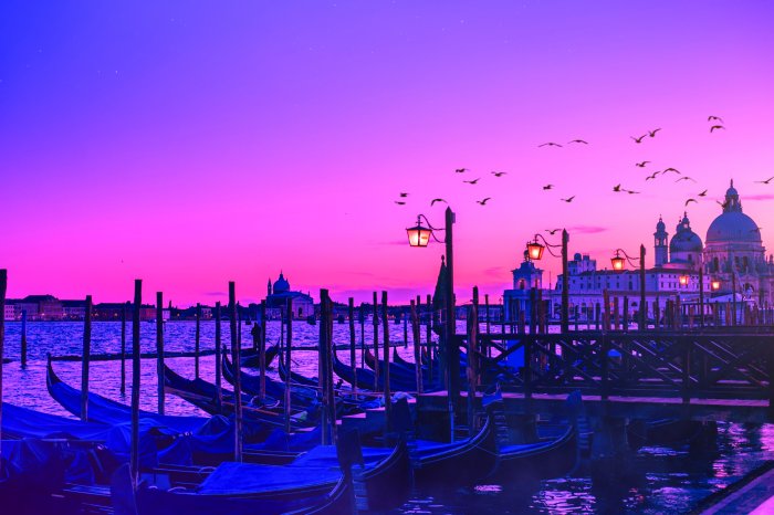 Fotobehang Een magische avond in Venetië met gondels en een kathedraalpanorama