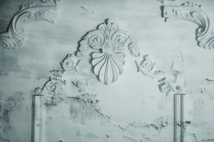 Fotobehang Ruwe elegantie op gebarsten beton