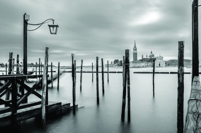 Fotobehang Monochrome foto van een kerk in Venetië