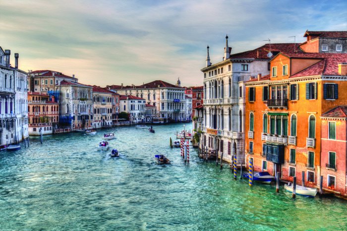 Fotobehang Romantisch tafereel van een Venetiaans kanaal met boten