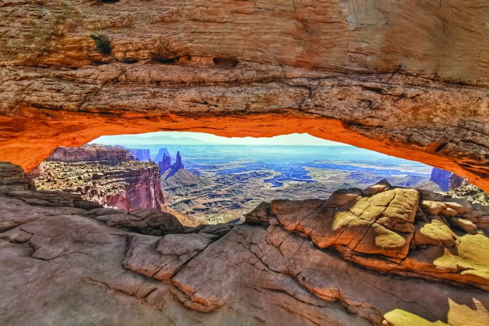 Fotobehang Uitzicht op rotsformaties en uitgestrekt woestijnlandschap
