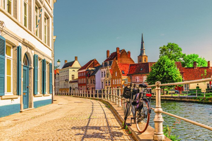 Fotobehang Een charmant kanaal aan het water met kleurrijke huizen