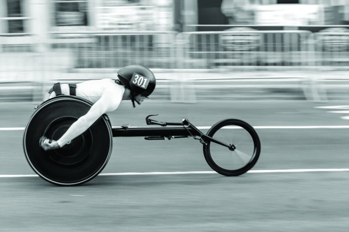Fotobehang Een race op een gespecialiseerde sportrolstoel