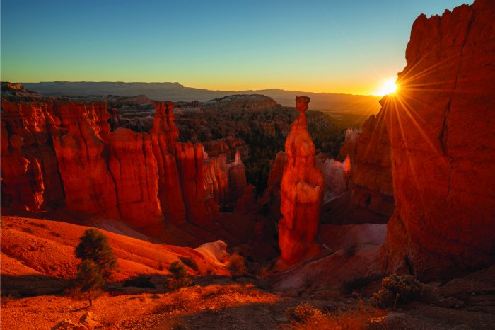Fotobehang Woestijnrotsen in het licht van het zonlicht
