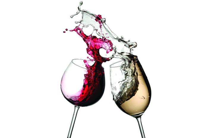 Fotobehang Een elegant glas witte en rode wijn