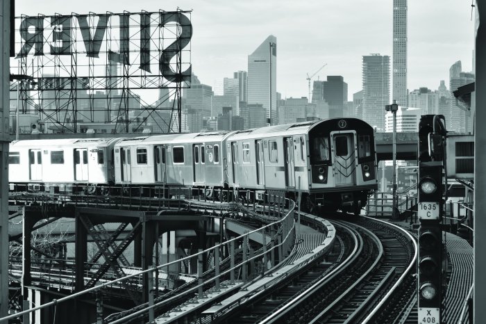 Fotobehang Een monochrome foto van een oude trein op de rails.