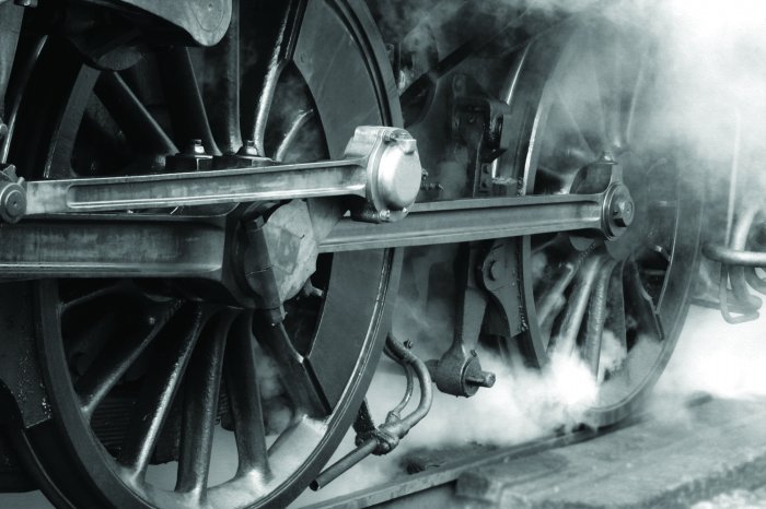 Fotobehang Een monochrome foto van de grote wielen van een locomotief.