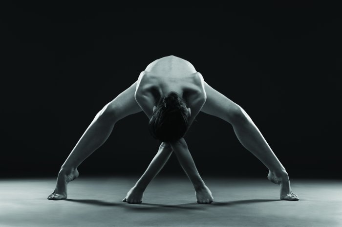 Fotobehang Monochrome foto van een dansende vrouw