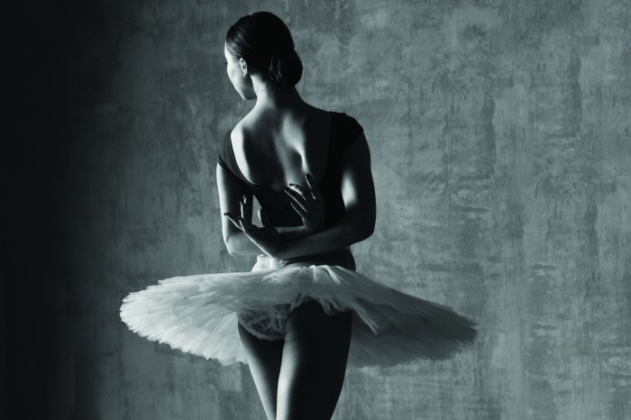 Fotobehang Een monochrome afbeelding van een ballerina in beweging