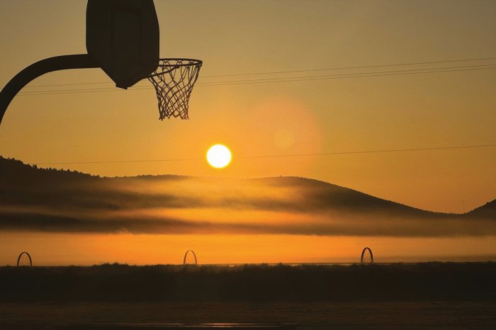 Fotobehang Basketbal in het zonsonderganglicht