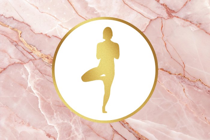 Fotobehang Een vrouw in een meditatieve houding tegen een marmeren achtergrond