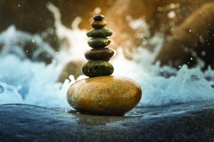 Fotobehang Een toren van natte kiezels