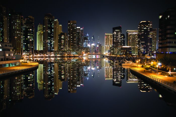Fotobehang Panorama van Dubai met wolkenkrabbers &#39;s nachts