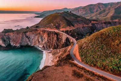 Sticker Landschap met zicht op een brug op de California State Route 1