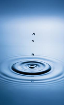 Sticker Waterdruppels die op het wateroppervlak vallen