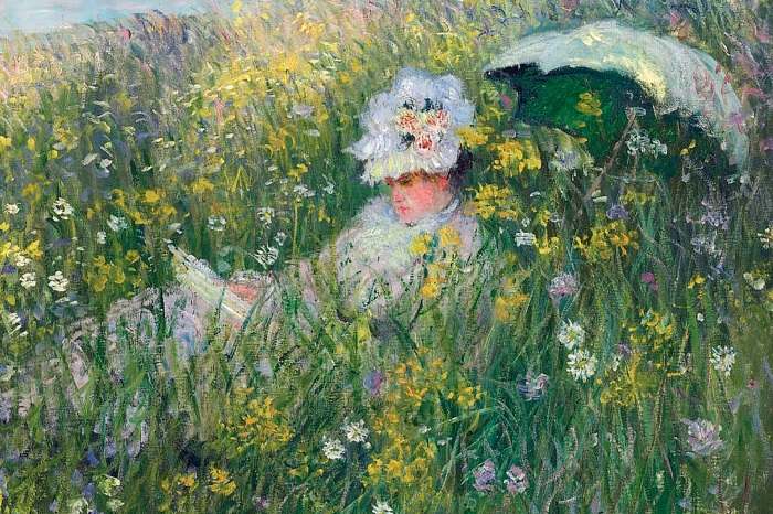 Canvas Een vrouw met een boek in een bloeiende weide vol bloemen.