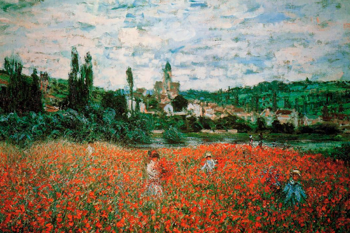 Canvas Figuren in een weide tussen klaprozen met uitzicht op een heuvelachtige stad