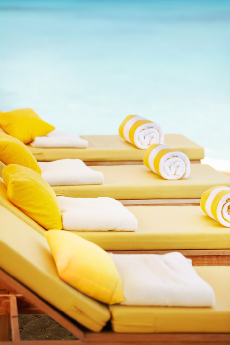 Canvas Gele ligstoelen op het strand met uitzicht op de zee
