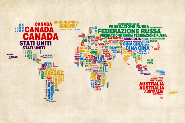 Canvas Een kleurrijke wereldkaart met landnamen in het Italiaans.