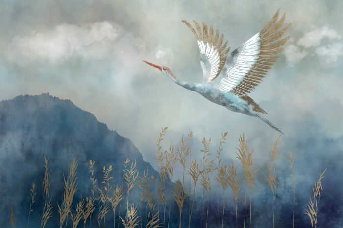 Canvas Een vliegende kraanvogel tegen een grijze lucht en bergen