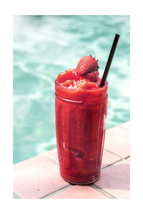 Canvas Zomerse aardbeiencocktail bij het zwembad