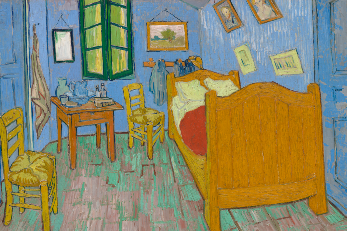 Canvas Rustieke kamer met schilderijen en houten meubilair