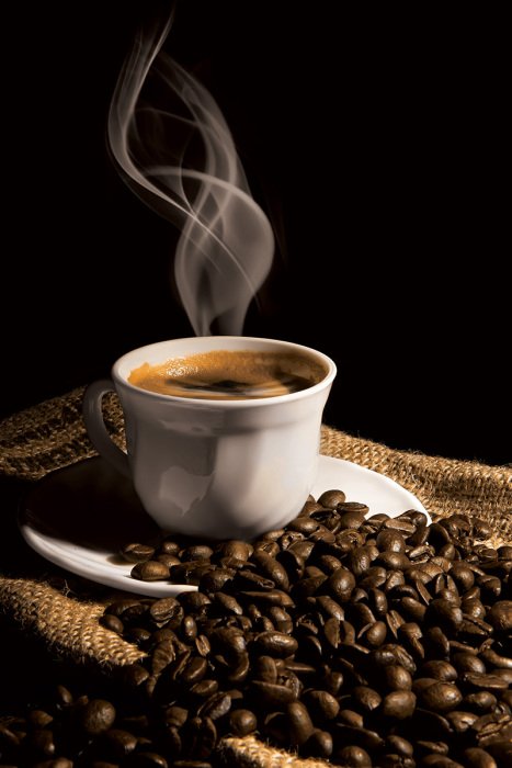 Canvas Verse zwarte koffie in een porseleinen kopje met bonen