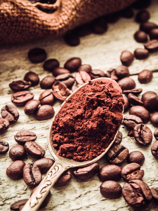 Canvas Gemalen koffie vergezeld van verse koffiebonen