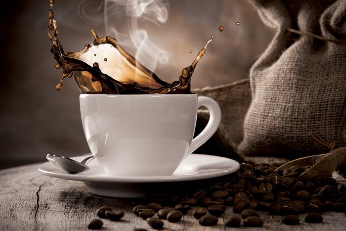 Canvas Een witte kop vol aromatische zwarte koffie