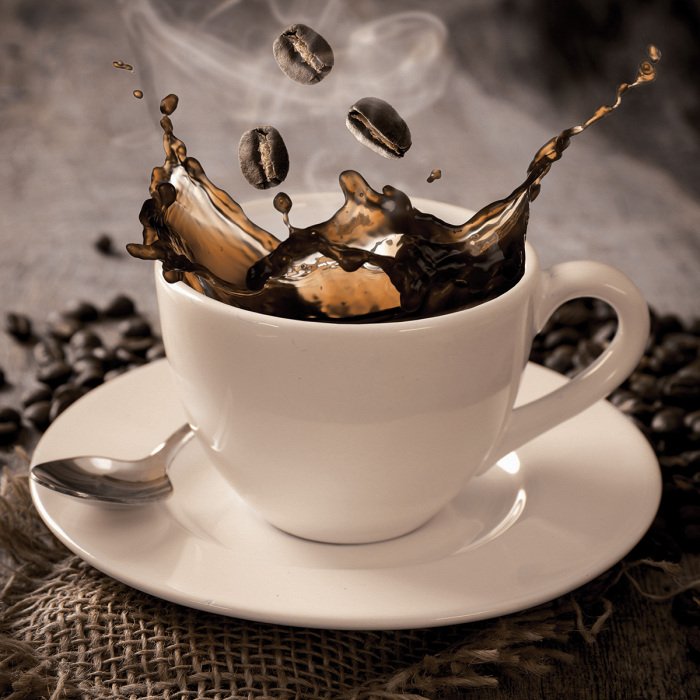 Canvas Een klassieke witte kop met intense zwarte koffie