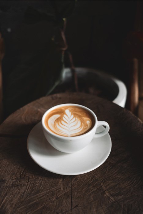 Canvas Een elegante kop koffie en melk