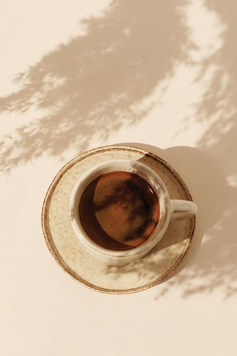 Canvas Een elegante keramische kop met aromatische koffie