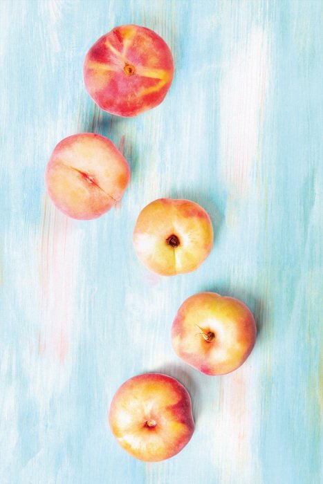 Canvas Sappige rijpe perziken op tafel