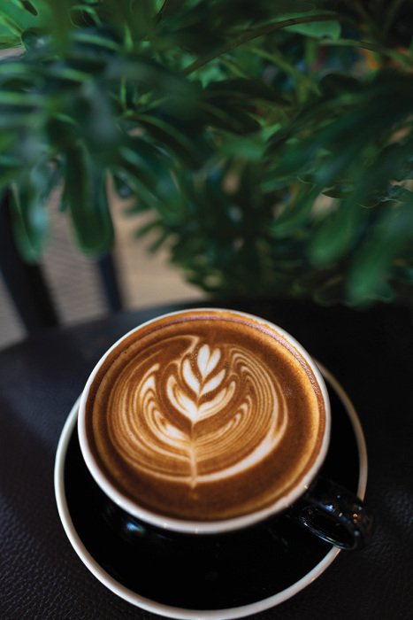 Canvas Artistieke decoratie van koffie met melk in een kopje