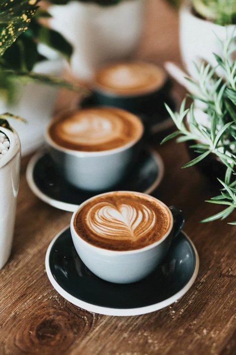 Canvas Een natuurlijke sfeer met kopjes koffie tussen de bloemen