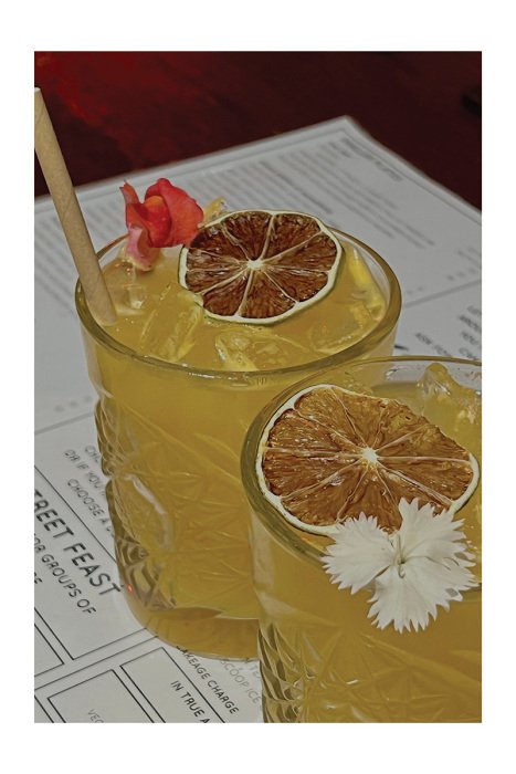 Poster Dranken met gedroogde citrusvruchten en bloemengarnituren