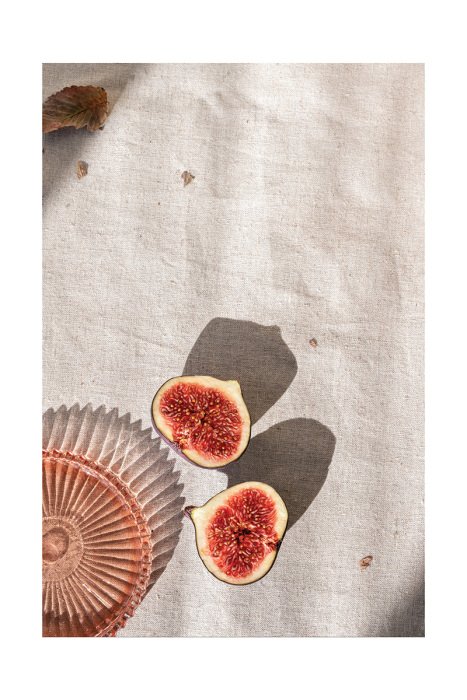 Poster Een elegante compositie met vijgen en wijn op een natuurlijke achtergrond