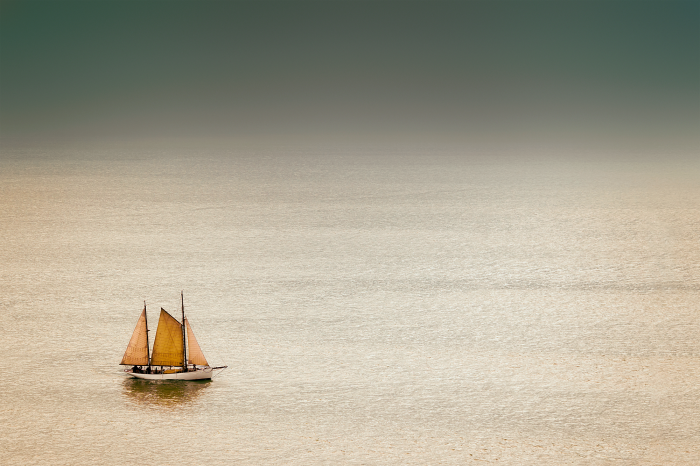 Poster Een eenzame zeilboot aan de horizon van de zee