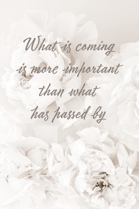 Poster Typografie op een achtergrond van witte pioenrozen