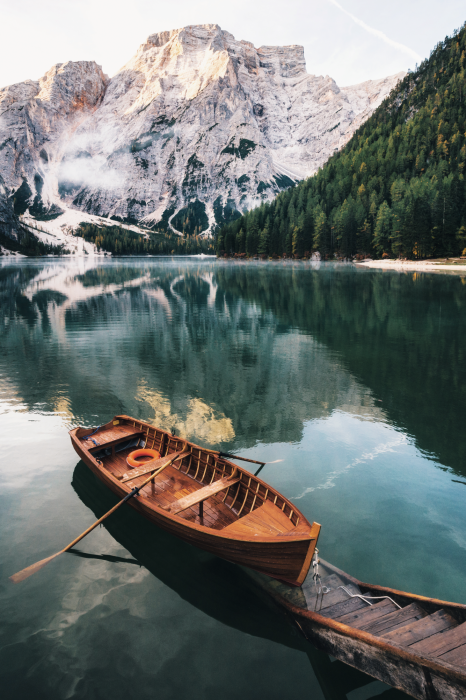 Poster Traditionele houten boot in de bergen