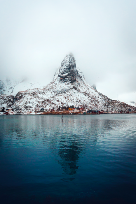 Poster Mistige berglandschappen over het water