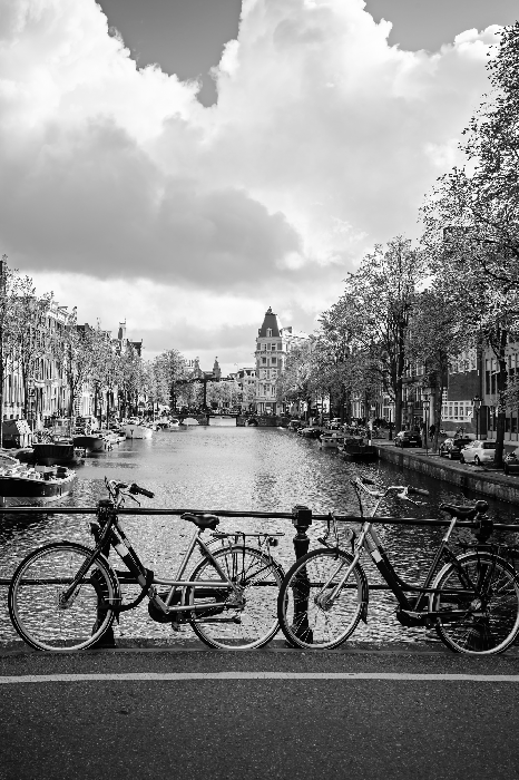 Poster Zwart-wit stadsgezicht aan het kanaal