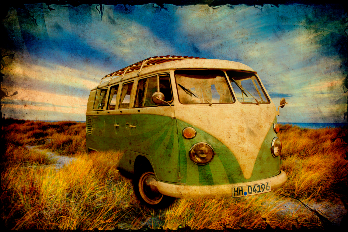 Poster Een retro-auto tussen droog gras