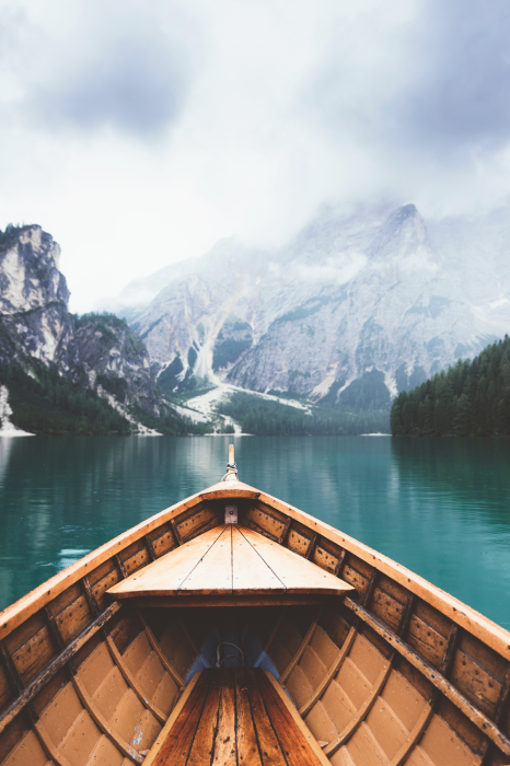 Poster Een minimalistische weergave van een boot in de bergen