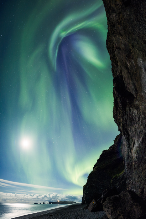 Poster Groen poollicht boven de nachtelijke klif