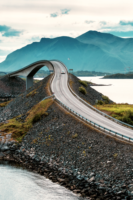 Poster Uitzicht op de bergbrug over het water
