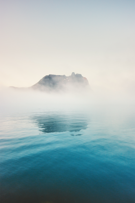 Poster Een minimalistisch landschap van een meer in de mist